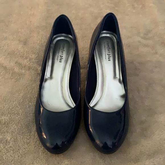 navy blue woman’s heels
